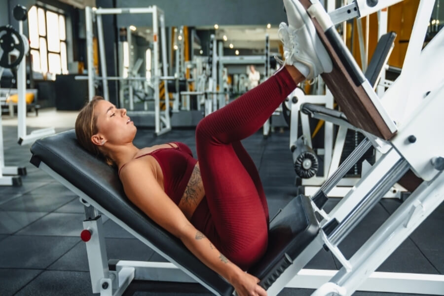 máy tập mông ở phòng gym