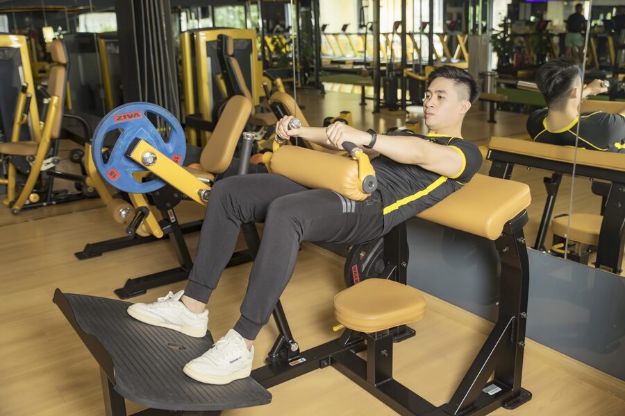 máy tập mông ở phòng gym