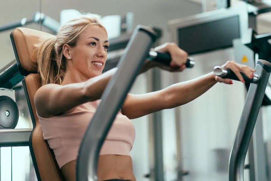 các bài tập ngực cho nữ tại phòng gym