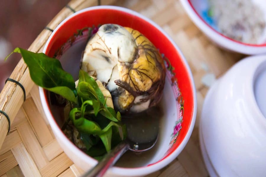 Ăn trứng vịt lộn có béo không