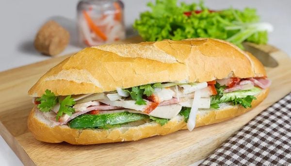 một ổ bánh mì thịt bao nhiêu calo