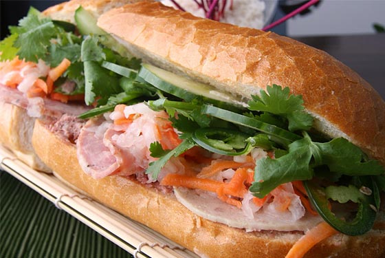 một ổ bánh mì thịt bao nhiêu calo
