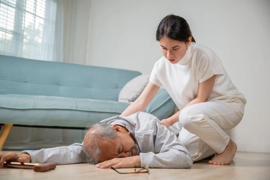 nên làm gì khi có dấu hiệu đột quỵ
