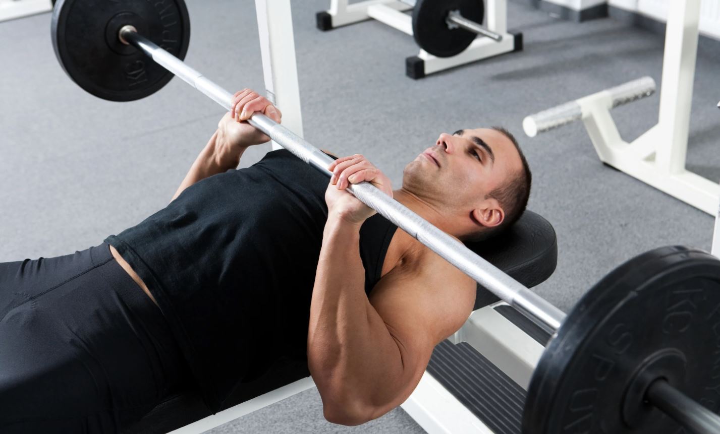 cơ tay sau với tạ đòn