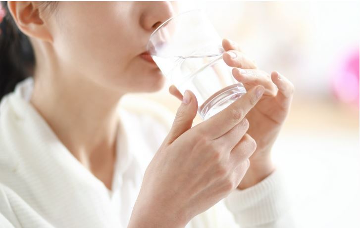 uống 3 lít nước mỗi ngày giảm bao nhiêu calo