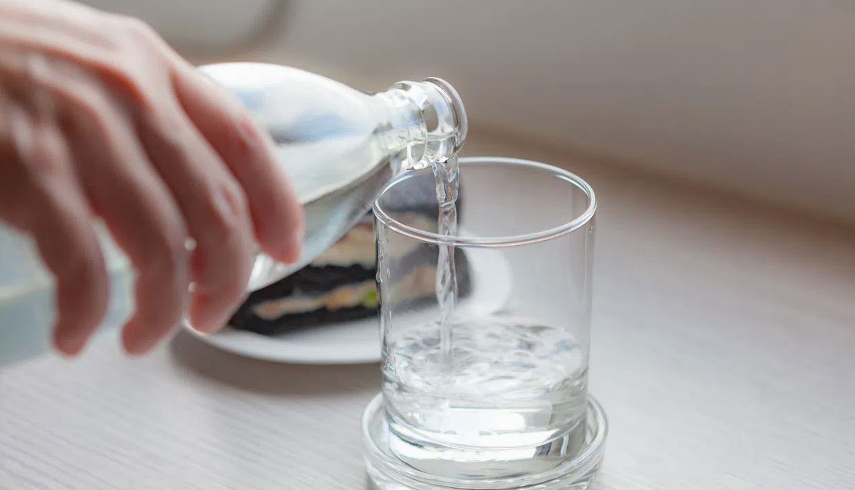 uống 3 lít nước mỗi ngày giảm bao nhiêu calo