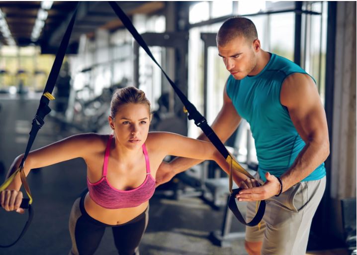 huấn luyện viên phòng fitness