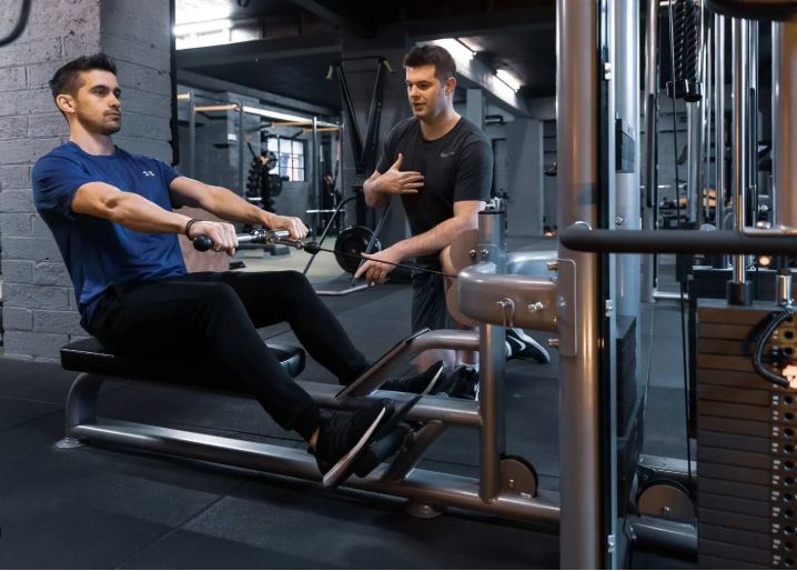 huấn luyện viên phòng fitness