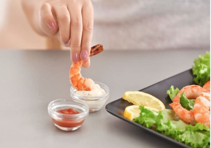 tôm có gây hại cho người đau dạ dày không