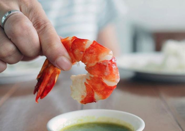 tôm có gây hại cho người đau dạ dày không